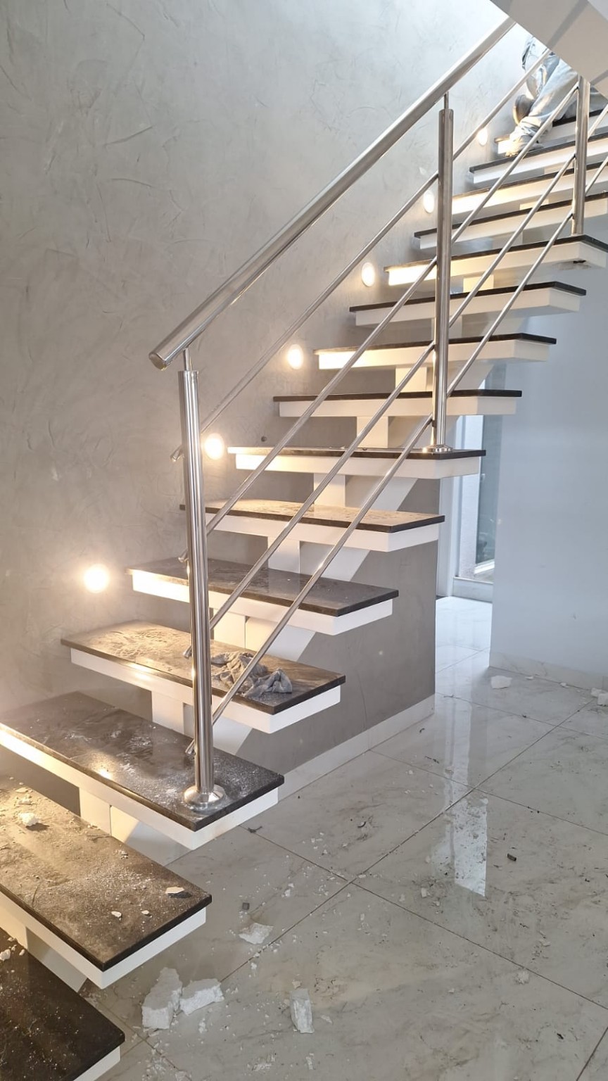 Corrimão de inox em ambiente residencial